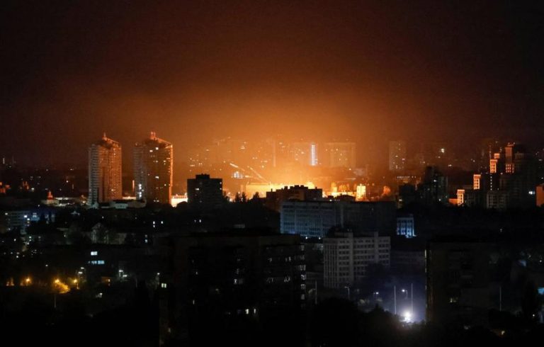 Νύχτα-εφιάλτης: Σφυροκόπημα της Ρωσίας στο Κίεβο