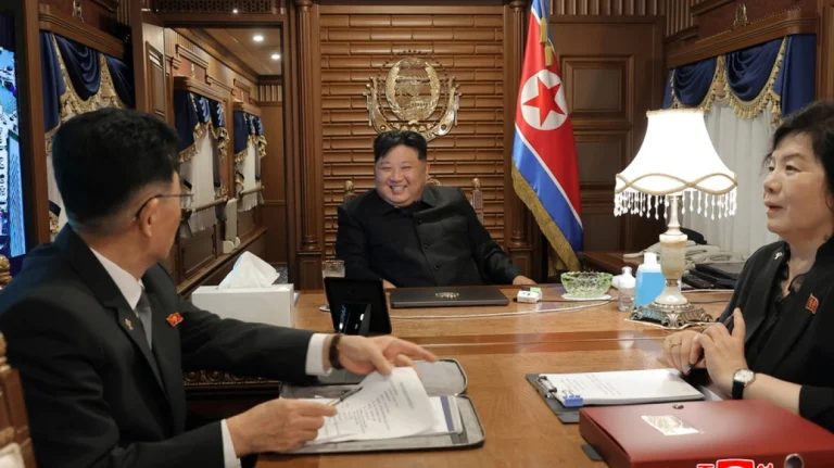 Ο Κιμ Γιονγκ Ουν με το θωρακισμένο τρένο στο Πεκίνο