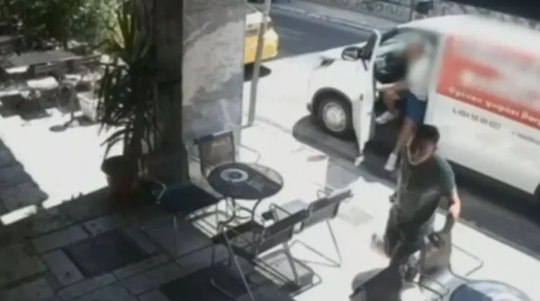 Του άρπαξε το κινητό μέσα από το βαν στο κέντρο της Αθήνας