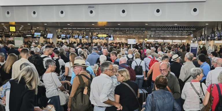 Κυβερνοεπίθεση στα αεροδρόμια: Προς ακύρωση σχεδόν οι μισές πτήσεις της Κυριακής