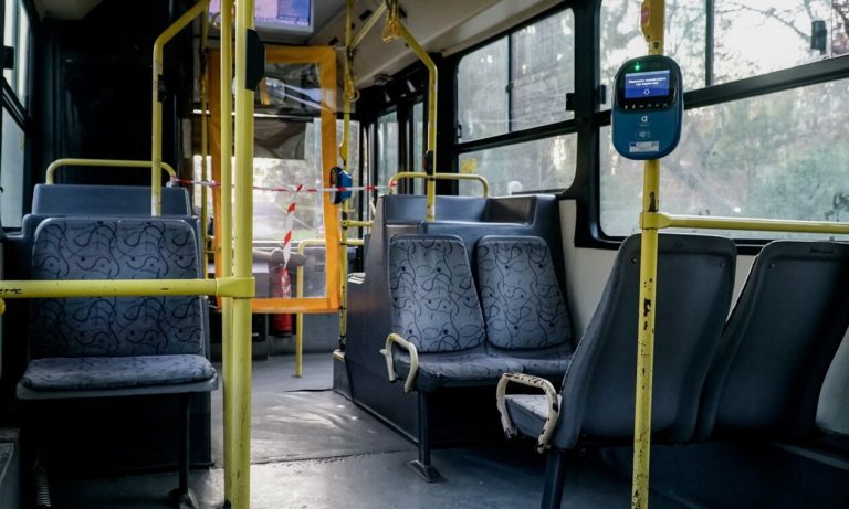 Σεξουαλική παρενόχληση σε λεωφορείο – Ο οδηγός εγκλώβισε τον δράστη