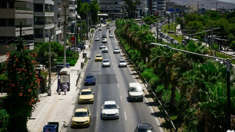 Προβλήματα στην κυκλοφορία στη λεωφόρο Ποσειδώνος, λόγω σύγκρουσης οχημάτων
