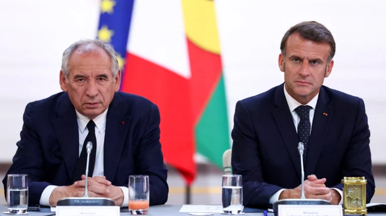 «Πολιτικός σεισμός» στη Γαλλία μετά την πτώση της κυβέρνησης – Το κρίσιμο τεστ για τον Μακρόν