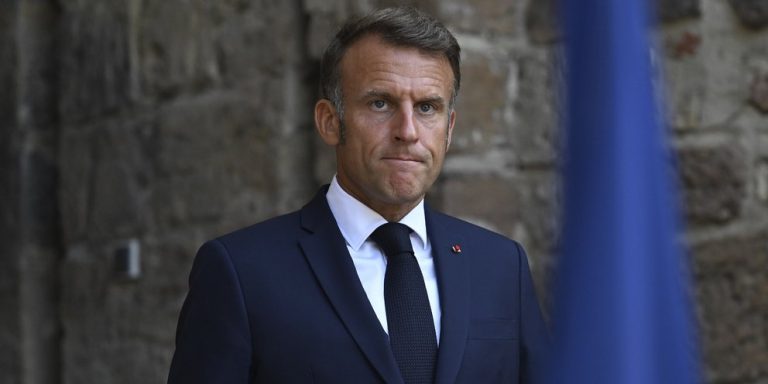 Μακρόν: «Συνεργαστείτε με τους Σοσιαλιστές για να αποφευχθεί το χάος, όχι με την ακροδεξιά»