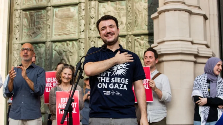 Δικαστής στις ΗΠΑ διατάσσει την απέλαση του φοιτητή Χαλίλ, οργανωτή κινητοποιήσεων υπέρ της Παλαιστίνης