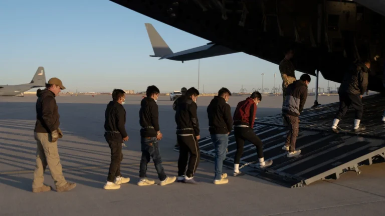 Οι ΗΠΑ απελαύνουν 100 Ιρανούς έπειτα από συμφωνία με την Τεχεράνη