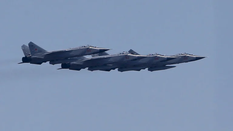 Politico: Το ΝΑΤΟ έτοιμο να πατήσει το κουμπί για τα ρωσικά μαχητικά και drones