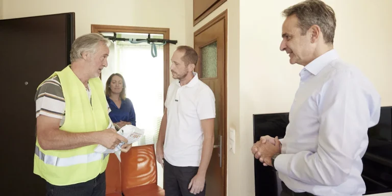 O Μητσοτάκης επισκέφθηκε δικαιούχο που παραλαμβάνει κατ’ οίκον φάρμακα υψηλού κόστους – Δείτε φωτογραφίες