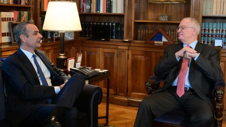 Μητσοτάκης: «Μειώνουμε φόρους και αυξάνουμε τους μισθούς»