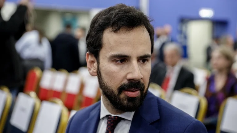 Ρωμανός για ΠΑΣΟΚ: Το πότισμα των «λεφτόδεντρων» κόστισε πολύ ακριβά στη χώρα μας