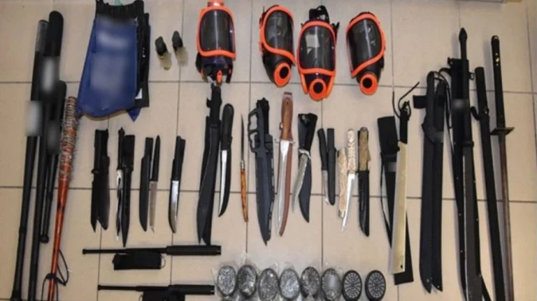 Χειροπέδες σε 58χρονο στον Βόλο που είχε ολόκληρο οπλοστάσιο στο σπίτι του