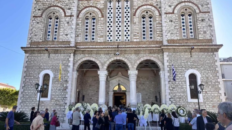 Οδύνη στο τελευταίο «αντίο» στον Γιώργο Παυλάκη