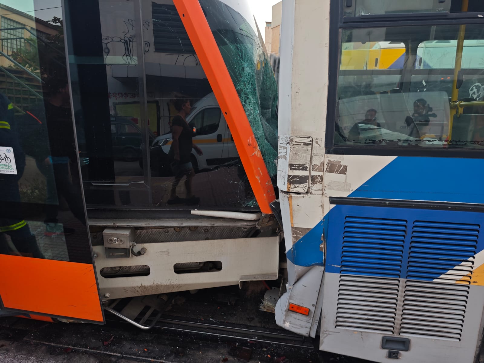 Τραμ συγκρούστηκε με λεωφορείο στον Πειραιά – 30 τραυματίες