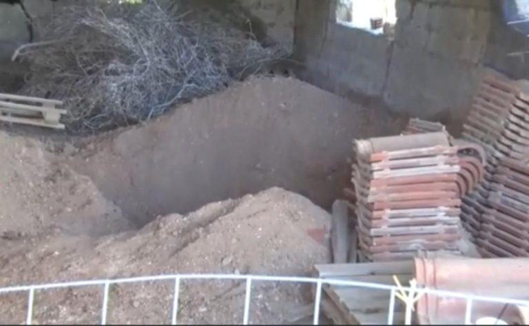 Βοιωτία: Διευθύντρια ΚΕΠ η γυναίκα που έθαψε τη μητέρα της σε στάβλο για να παίρνει τη σύνταξή της