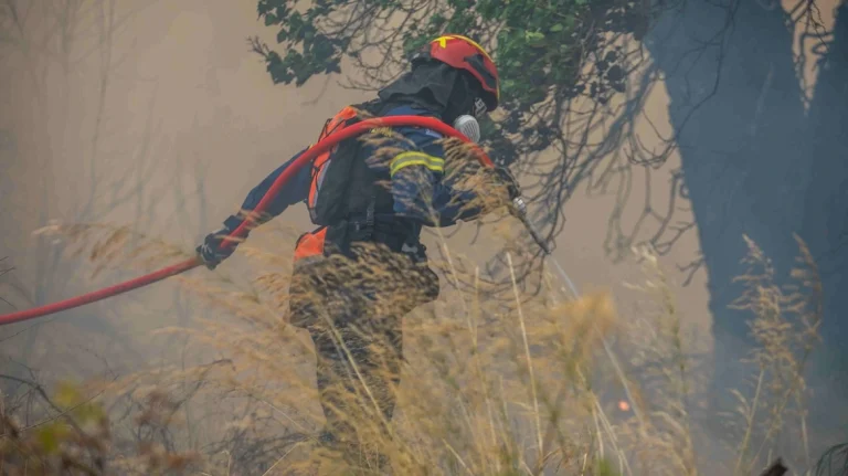 Χειροπέδες σε δύο άτομα για πρόκληση πυρκαγιάς από βεγγαλικά στο Κορωπί