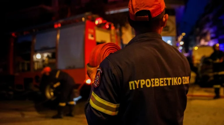 Φωτιά σε διαμέρισμα στο Αιγάλεω – Τρία άτομα απεγκλωβίστηκαν