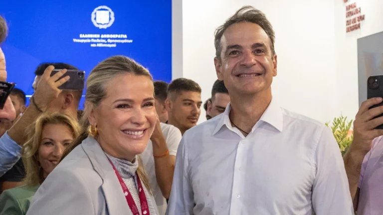 Η επίσκεψη Μητσοτάκη στο περίπτερο του Ιδρύματος Νεολαίας και Δια Βίου Μάθησης στη ΔΕΘ