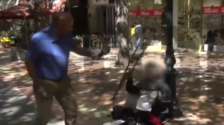 Ρομά που παρίστανε την ανάπηρη σηκώθηκε όρθια και χτύπησε δημοσιογράφο όταν την κατάλαβε