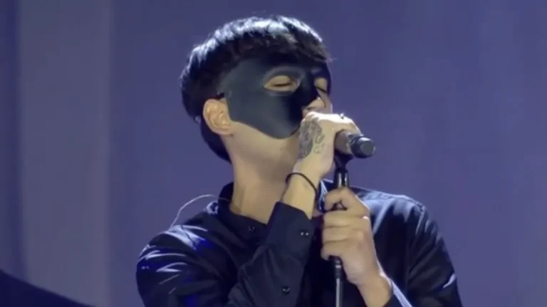 Ποιος είναι ο τραγουδιστής Sicario με τη μάσκα που τραγούδησε στη συναυλία για τον Στέλιο Καζαντζίδη