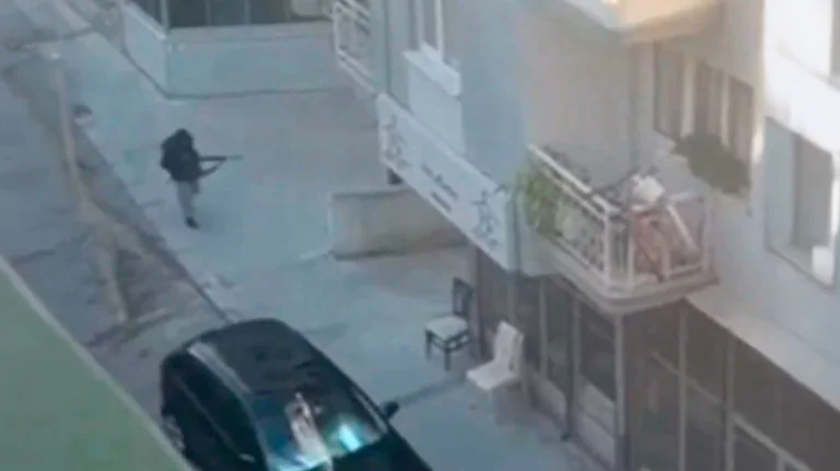 Ένοπλη επίθεση σε αστυνομικό τμήμα της Σμύρνης: Νεκροί 2 αστυνομικοί – Δείτε βίντεο