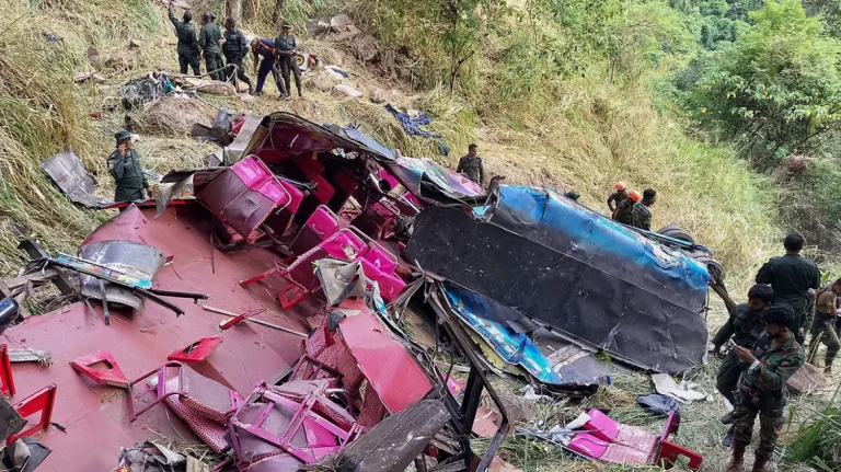 Τραγωδία στη Σρι Λάνκα: Λεωφορείο έπεσε από γκρεμό 300 μέτρων – 15 νεκροί και 16 τραυματίες