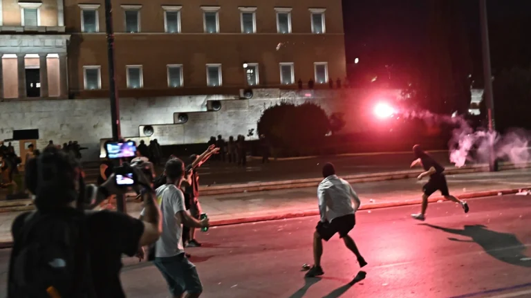 Επεισόδια μετά τη συγκέντρωση για τα Τέμπη στην Αθήνα – Δείτε φωτογραφίες