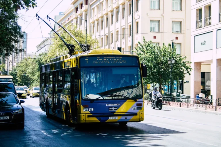 Άγρια επίθεση σε οδηγό τρόλεϊ στον Πειραιά