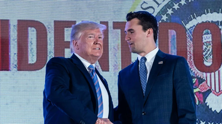 Τραμπ: Θα παρευρεθεί στην κηδεία του Κερκ – «Πρέπει να χτυπήσουμε σκληρά τους αριστερούς ψυχοπαθείς»