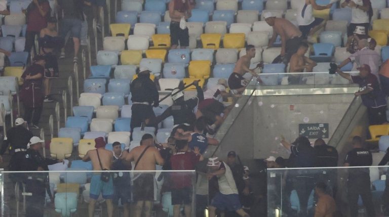 Εικόνες χάους στο Μαρακανά με επεισόδια και συγκρούσεις μεταξύ οπαδών