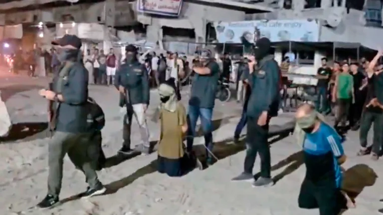 Σοκαριστικό βίντεο: Η Χαμάς εκτέλεσε στη μέση του δρόμου τρεις Παλαιστίνιους «συνεργάτες του Ισραήλ»