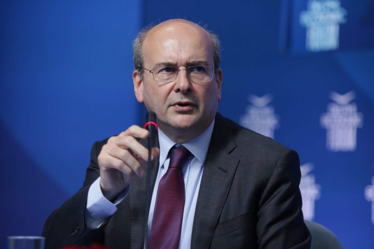 Χατζηδάκης: Γιατί δεν μειώνουμε τον ΦΠΑ – Έχουμε να δώσουμε 1,2 δισ. στον κόσμο