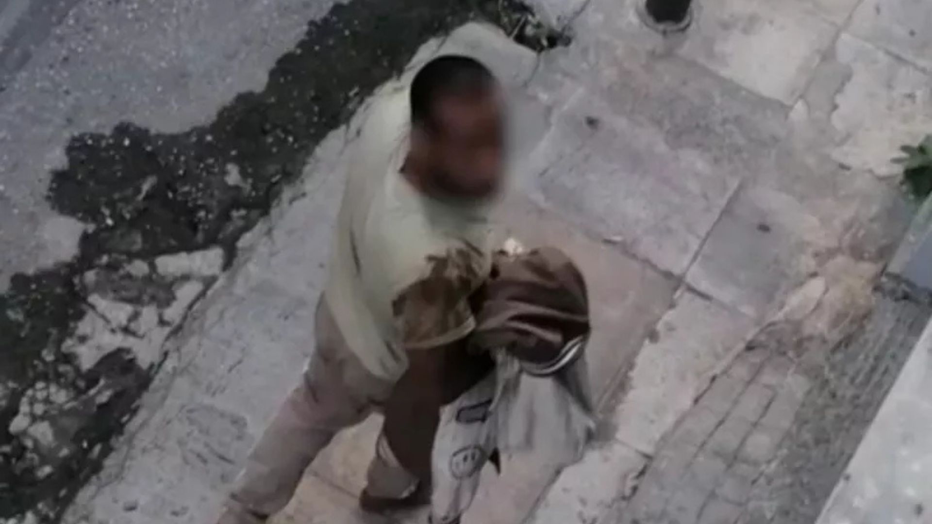 Άνδρας κυκλοφορεί ξυπόλυτος και παρενοχλεί γυναίκες στον δρόμο