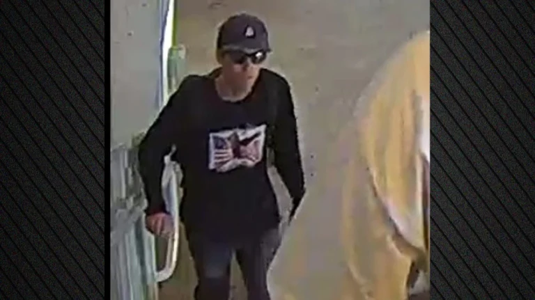 Το FBI δημοσίευσε φωτογραφίες του υπόπτου για τη δολοφονία του Τσάρλι Κερκ