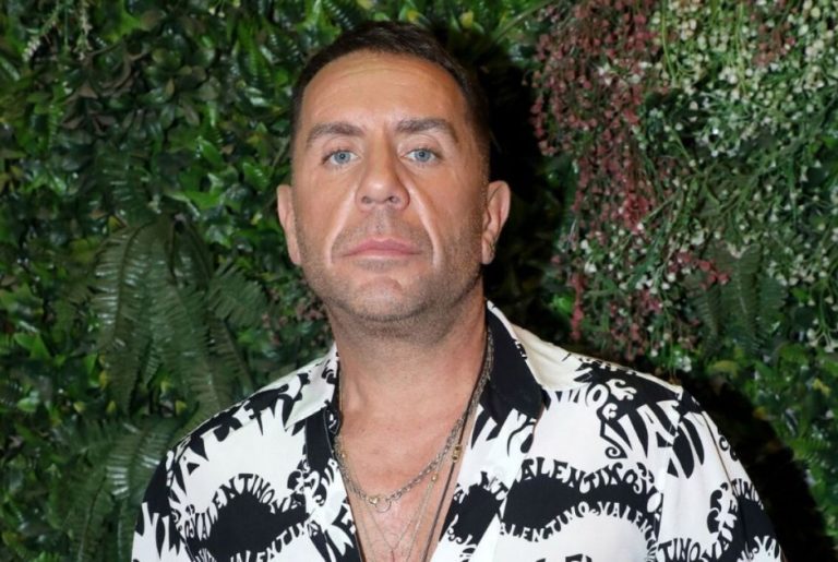 Ο Γιώργος Μαζωνάκης είναι αγανακτισμένος»: Είχε βρεθεί εξάρτημα παρακολούθησης στο σπίτι του