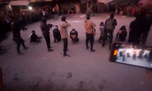 Η στιγμή που η Χαμάς εκτελεί άντρες που καταδίκασε ως πληροφοριοδότες του Ισραήλ