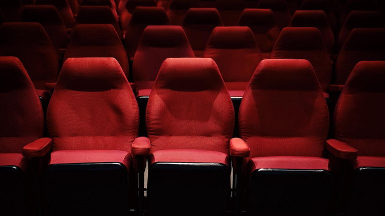 Άγριο ξύλο μέσα σε αίθουσα σινεμά στου Ρέντη: Νεαροί απείλησαν θεατές με τούβλα