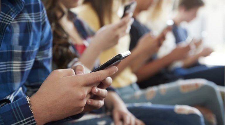 Στη Δανία απαγόρευση των social media για ανηλίκους κάτω των 15 ετών 