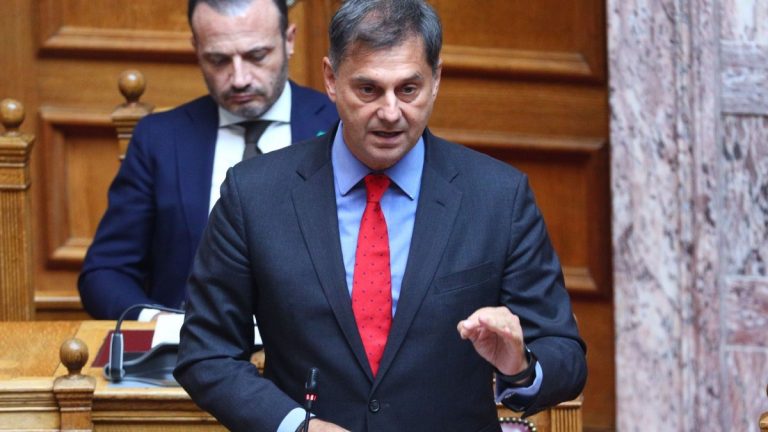 Επίθεση στο πολιτικό γραφείο του Χάρη Θεοχάρη – «Είναι φασιστική ενέργεια θρασύδειλων τραμπούκων»