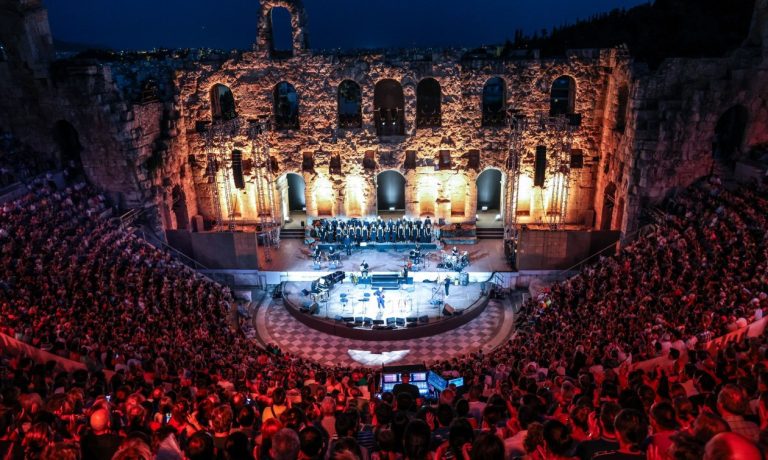 Ηρώδειο: Έως 7 κιλά τσίχλες μάζευαν οι υπάλληλοι στο τέλος των παραστάσεων