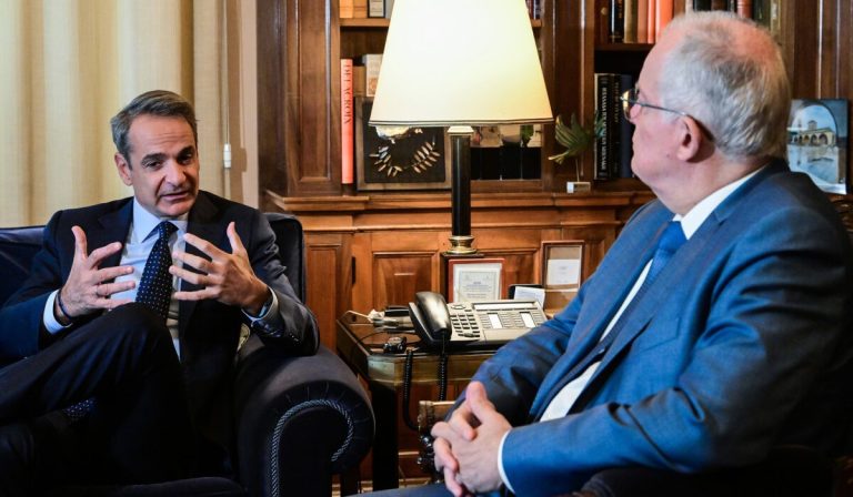 Μητσοτάκης: Το μνημείο του Αγνώστου Στρατιώτη έχει συμβολικό βάρος, πρέπει να διαφυλάξουμε τον χαρακτήρα του