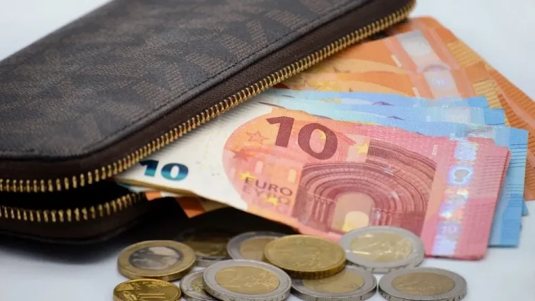 Επίδομα 250 ευρώ: Οι δικαιούχοι και πότε θα πληρωθεί