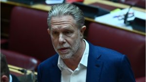 Γερουλάνος: Ίσως ήταν λάθος η άδεια καρέκλα στην κηδεία Σαββόπουλου, το ΠΑΣΟΚ όμως ήταν εκεί