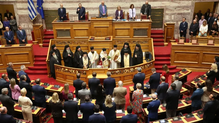 Ο αγιασμός στη Βουλή από τον Αρχιεπίσκοπο Ιερώνυμο – «Δύναμη, υπομονή και εργατικότητα»