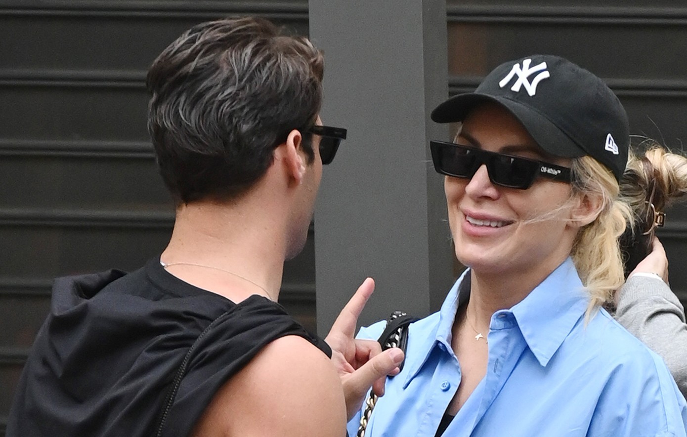 Η στιγμή που η Κατερίνα Καινούργιου πιάνει τη φουσκωμένη κοιλίτσα της – Δείτε φωτογραφίες