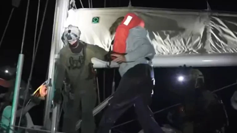 Βίντεο: Ισραηλινοί ναύτες συλλαμβάνουν ακτιβιστές του στολίσκου της Γάζας