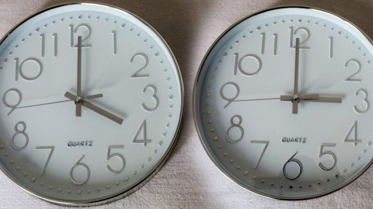Την Κυριακή αλλάζει η ώρα – Οι δείκτες γυρίζουν πίσω κατά μία ώρα