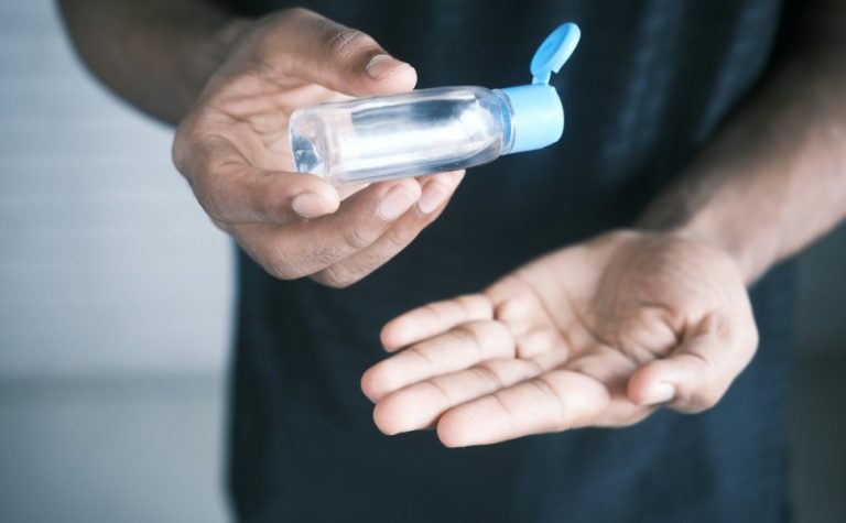 Η ουσία στα απολυμαντικά χεριών που μπορεί να προκαλέσει καρκίνο