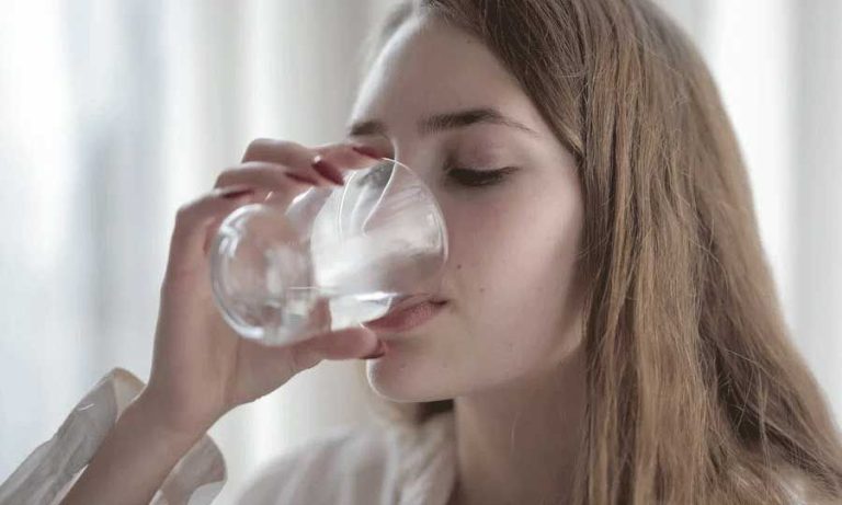 Τι συμβαίνει στο σώμα σου αν δεν πίνεις αρκετό νερό