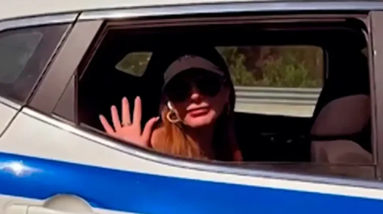 Η Δέσποινα Βανδή μεταφέρθηκε με περιπολικό επειδή έσκασε το λάστιχο στο ΙΧ όπου επέβαινε (βίντεο)