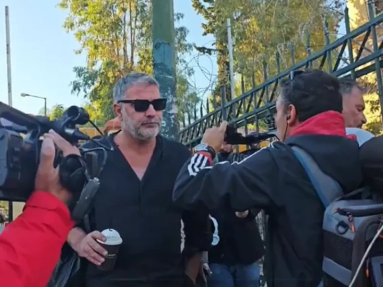 Βασίλης Μπισμπίκης: Σήμερα η δίκη του – Έφτασε στα δικαστήρια ο ηθοποιός